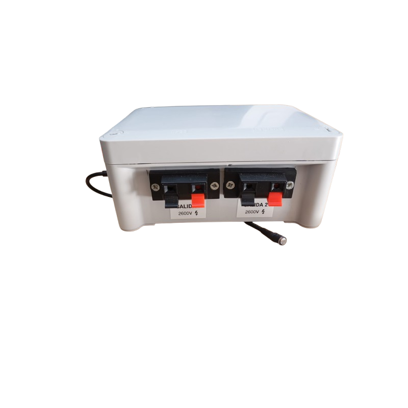 Electrificador profesional con rearmado automático y sensor nocturno para ahorro de batería.