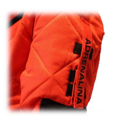 Primer plano del bolsillo especial para adrenalina y porta spray aéreo en el traje rojo de avispa velutina.