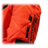 Primer plano del bolsillo especial para adrenalina y porta spray aéreo en el traje rojo de avispa velutina.